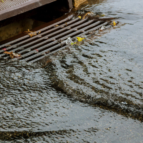 Wer haftet für Schäden durch abfließendes Regenwasser einer öffentlichen Straße?